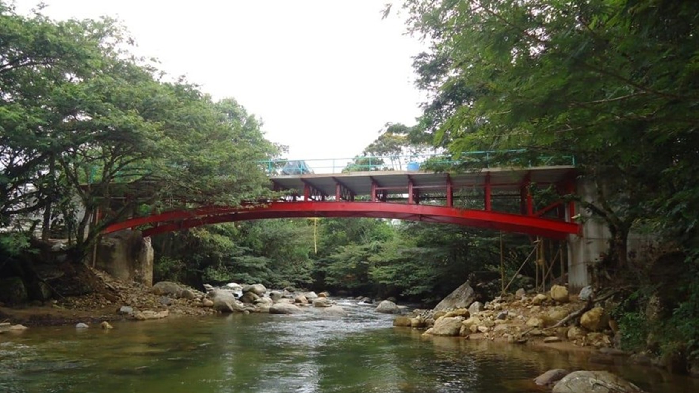 Puente metálico en arco